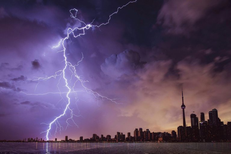 Ville pendant un orage