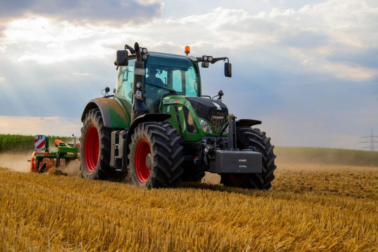 tracteur agriculture dans un champs de blé